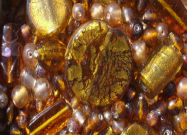 Perles artisanales en verre ambre